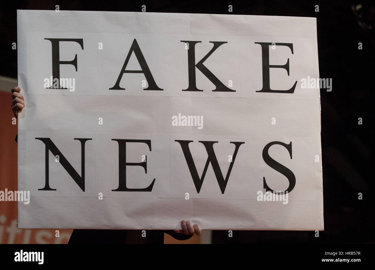 Fellbach, Deutschland. 1. März 2017. Ein CDU-Mitglied hält ein Plakat mit dem Slogan "Fake News" auf der Party Aschermittwoch treffen in Fellbach, Deutschland, 1. März 2017. Deutsche Volksparteien einzuberufen, üblicherweise am Aschermittwoch für Bier betriebene treffen, an denen Mitglieder polemisch Angriff auf ihre Gegner reden hören. Foto: Marijan Murat/Dpa/Alamy Live News Stockfoto