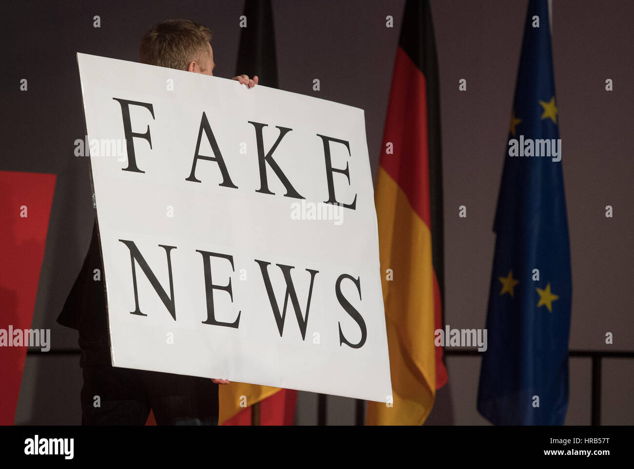 Fellbach, Deutschland. 1. März 2017. Ein CDU-Mitglied hält ein Plakat mit dem Slogan "Fake News" auf der Party Aschermittwoch treffen in Fellbach, Deutschland, 1. März 2017. Deutsche Volksparteien einzuberufen, üblicherweise am Aschermittwoch für Bier betriebene treffen, an denen Mitglieder polemisch Angriff auf ihre Gegner reden hören. Foto: Marijan Murat/Dpa/Alamy Live News Stockfoto