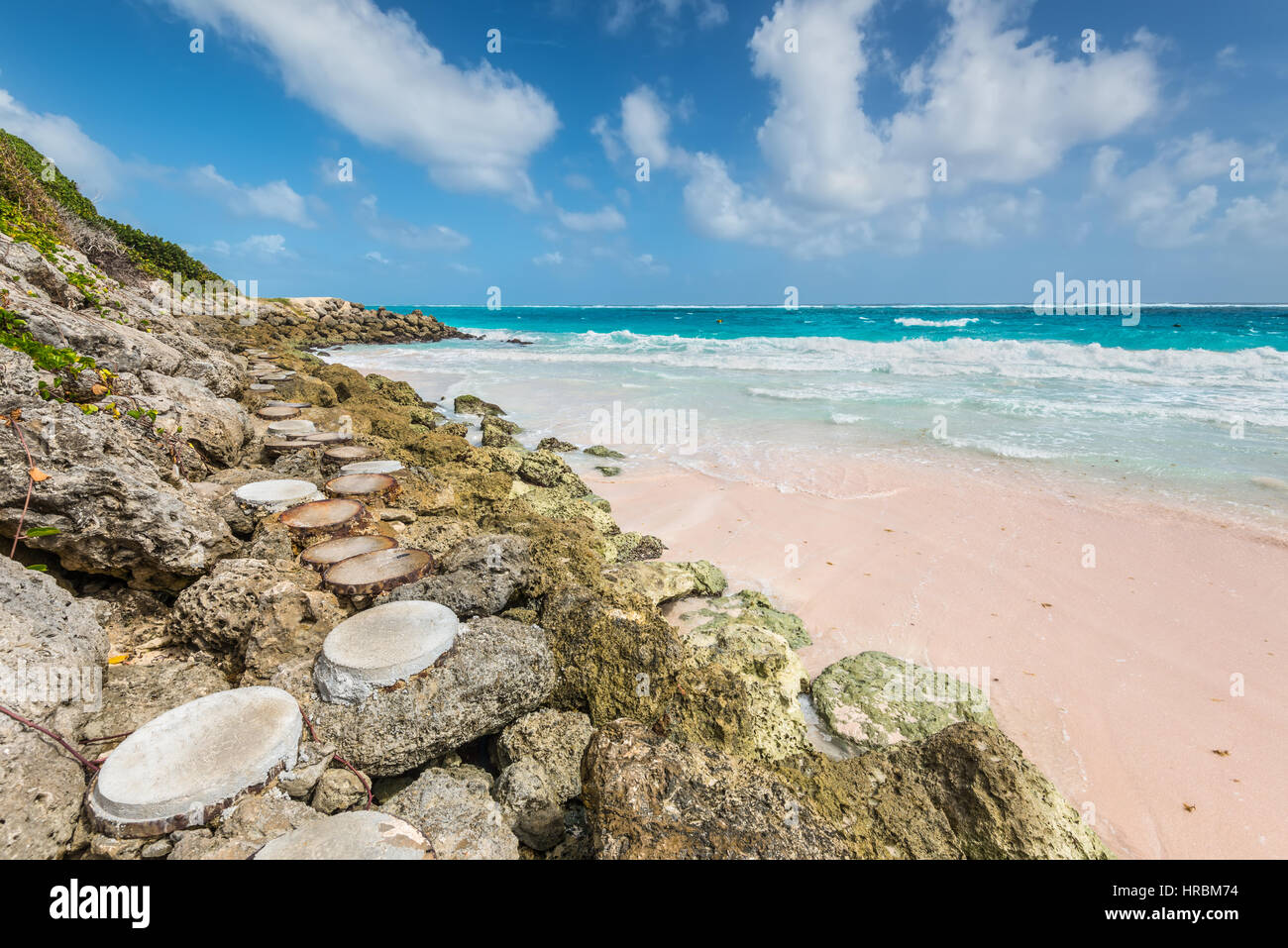 Der Pfad zu den tropischen Strand auf der Karibikinsel - Crane Beach, Barbados. Der Strand ist als eines der zehn besten Strände der Welt genannt worden ein Stockfoto