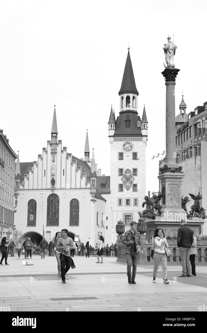 München, Deutschland - 18. Mai 2016: Menschen am Marienplatz in München. Schwarz / weiß Bild Stockfoto