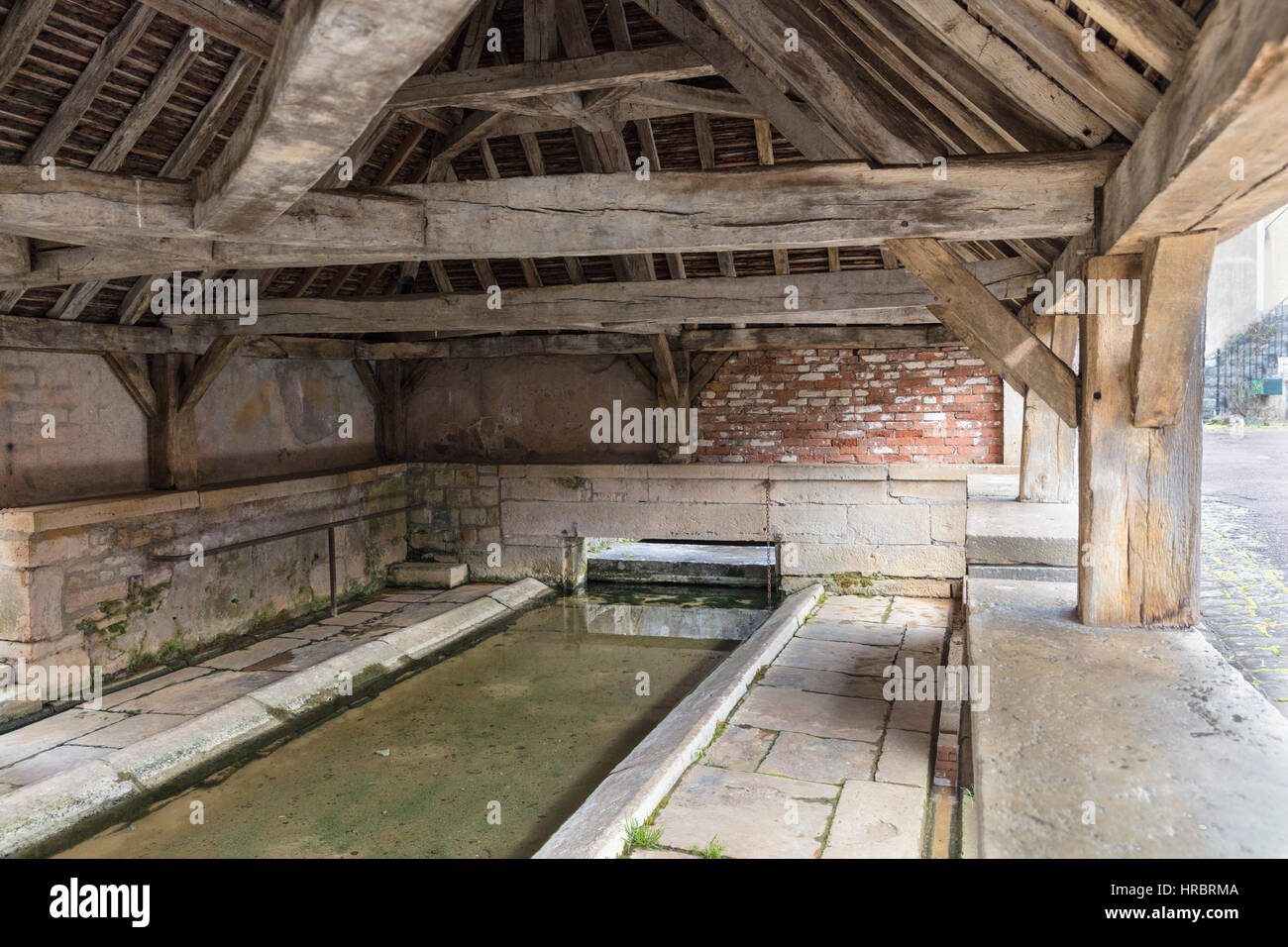 Holz, strahlte überdachte Lavoir (kommunale waschen Pavillon), Domecy, Burgund, Frankreich Stockfoto