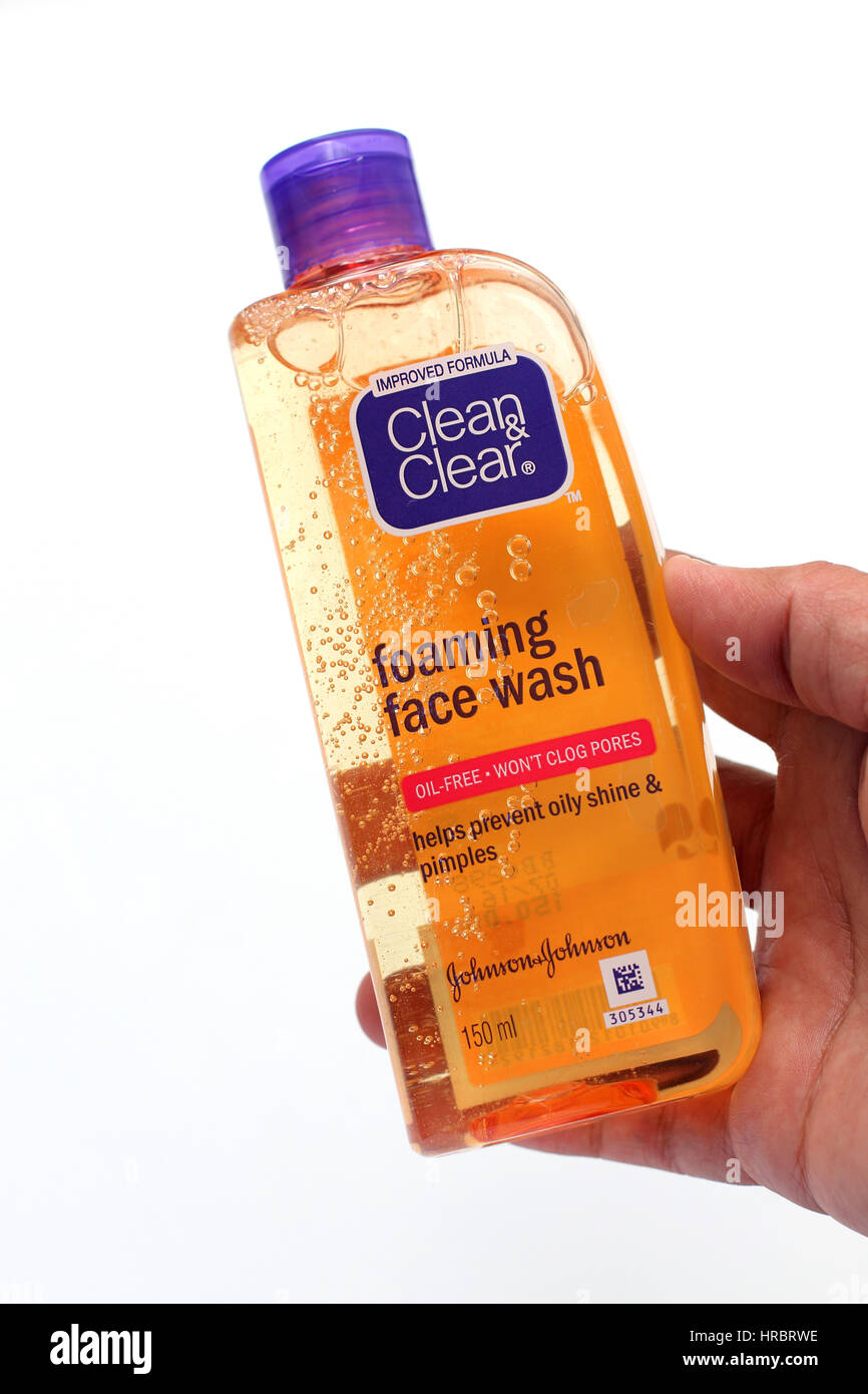 Saubere & klar schäumenden Gesicht zu waschen auf weißen Hintergrund isoliert Stockfoto