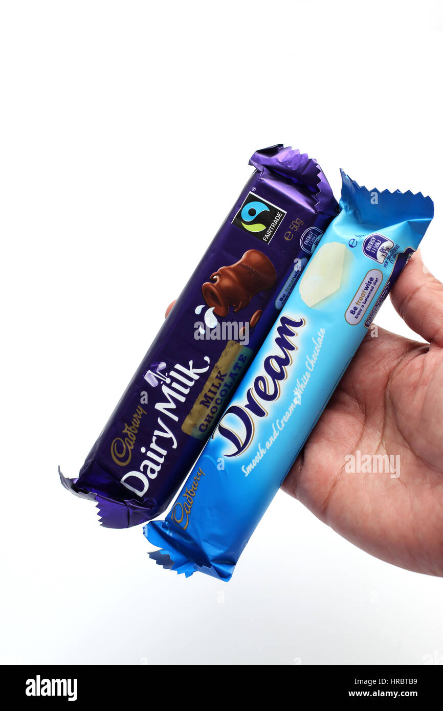 Australische Cadbury Dairy Milk und weiße Schokolade Milchbar auf weißen Hintergrund isoliert Stockfoto