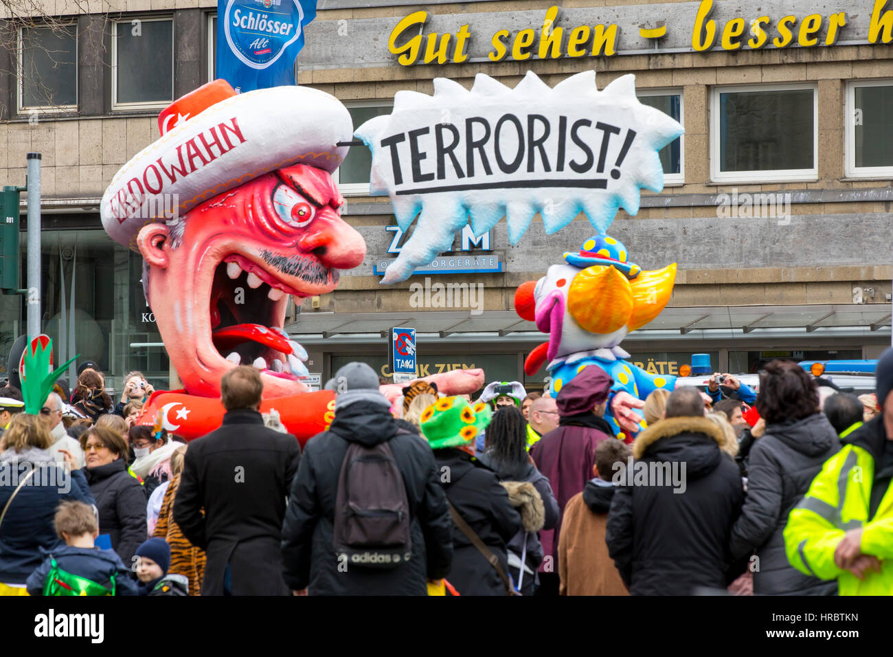 Deutsch Karnevalsumzug in Düsseldorf, Karneval Festwagen als politische Karikaturen, türkische Präsident Recep Tayyip Erdoğan, rufen Terrorist t Stockfoto