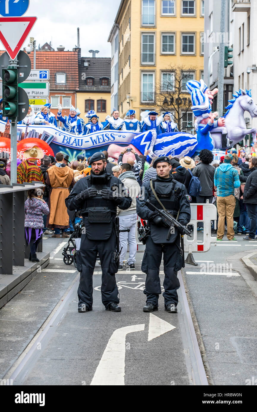 Deutsche Karnevalsumzug In Dusseldorf Polizisten Sichern Die