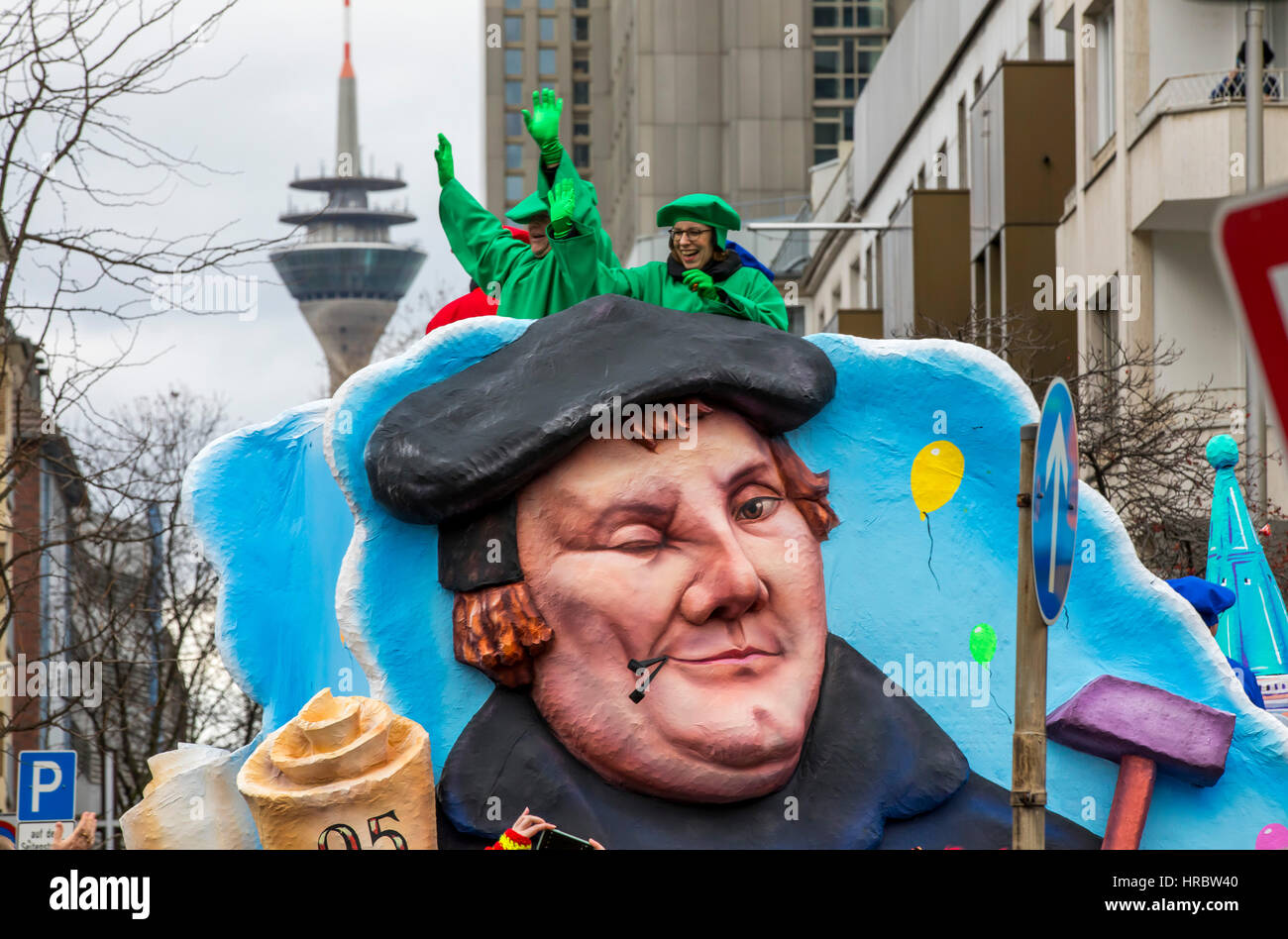 Deutsch Karnevalsumzug in DŸsseldorf, Karneval Festwagen konzipiert als politische Karikaturen, Martin Luther, Stockfoto