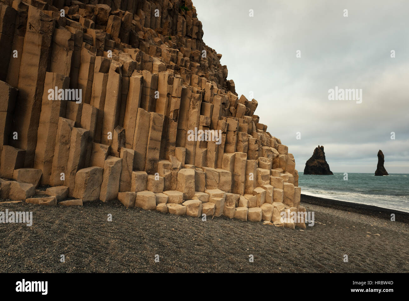 Basalt Felsformationen "Troll Zehen" am schwarzen Strand. Reynisdrangar, Vik, Island Stockfoto