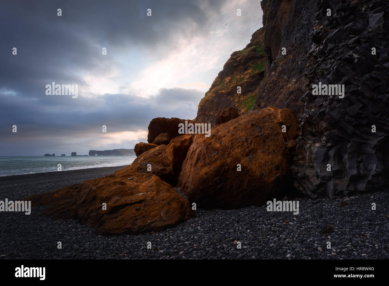 Große Wellen am schwarzen Strand, Reynisdrangar, Vik, Island Stockfoto