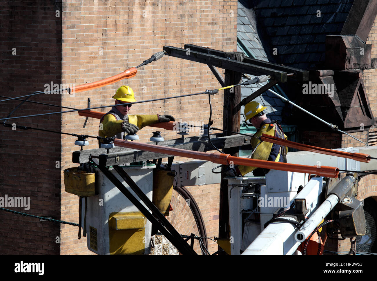 Linemen in Cherry Pickers Stockfoto