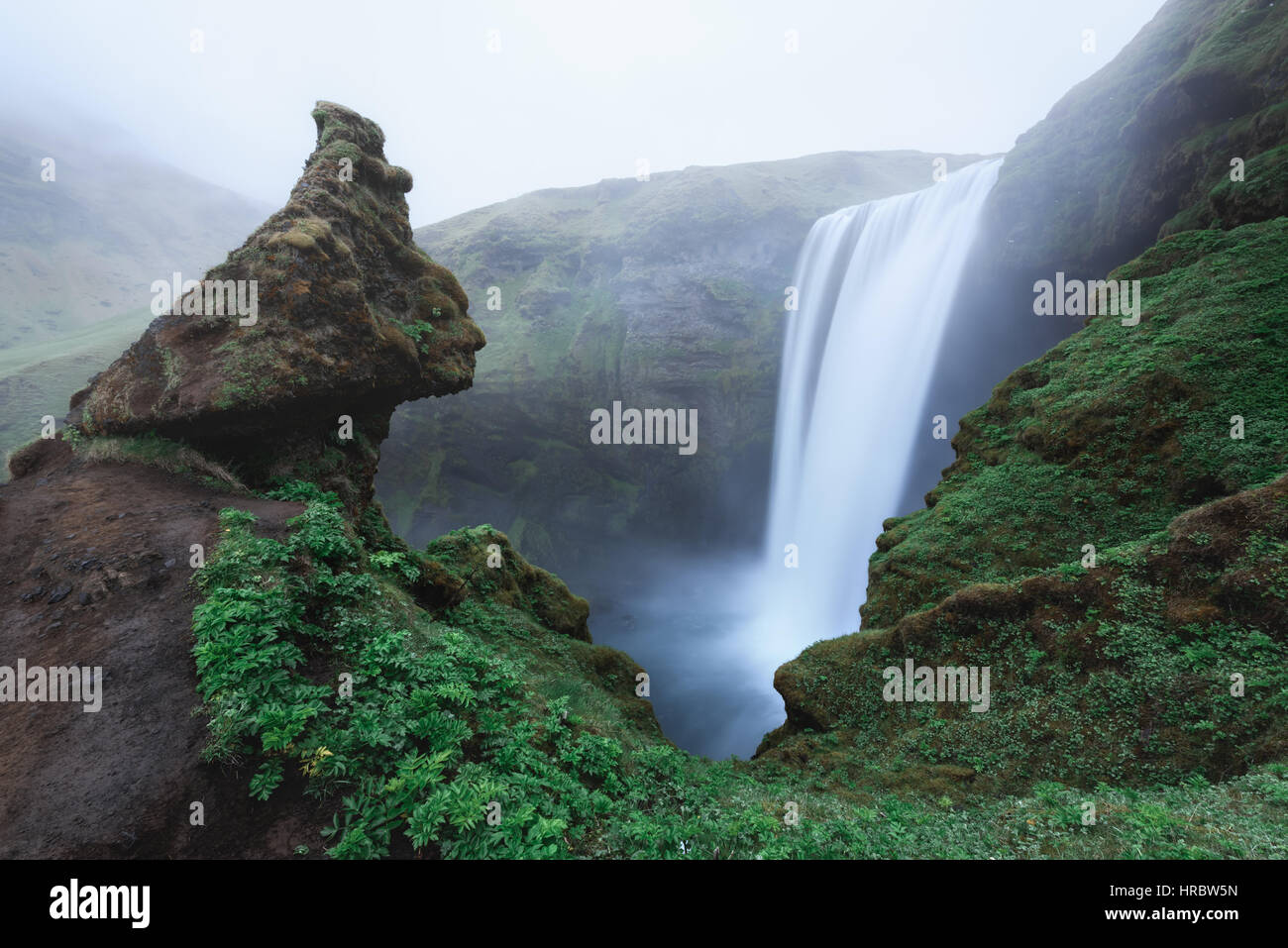 Am berühmten Skogafoss Wasserfall auf Skoga Fluss. Island, Europa Stockfoto