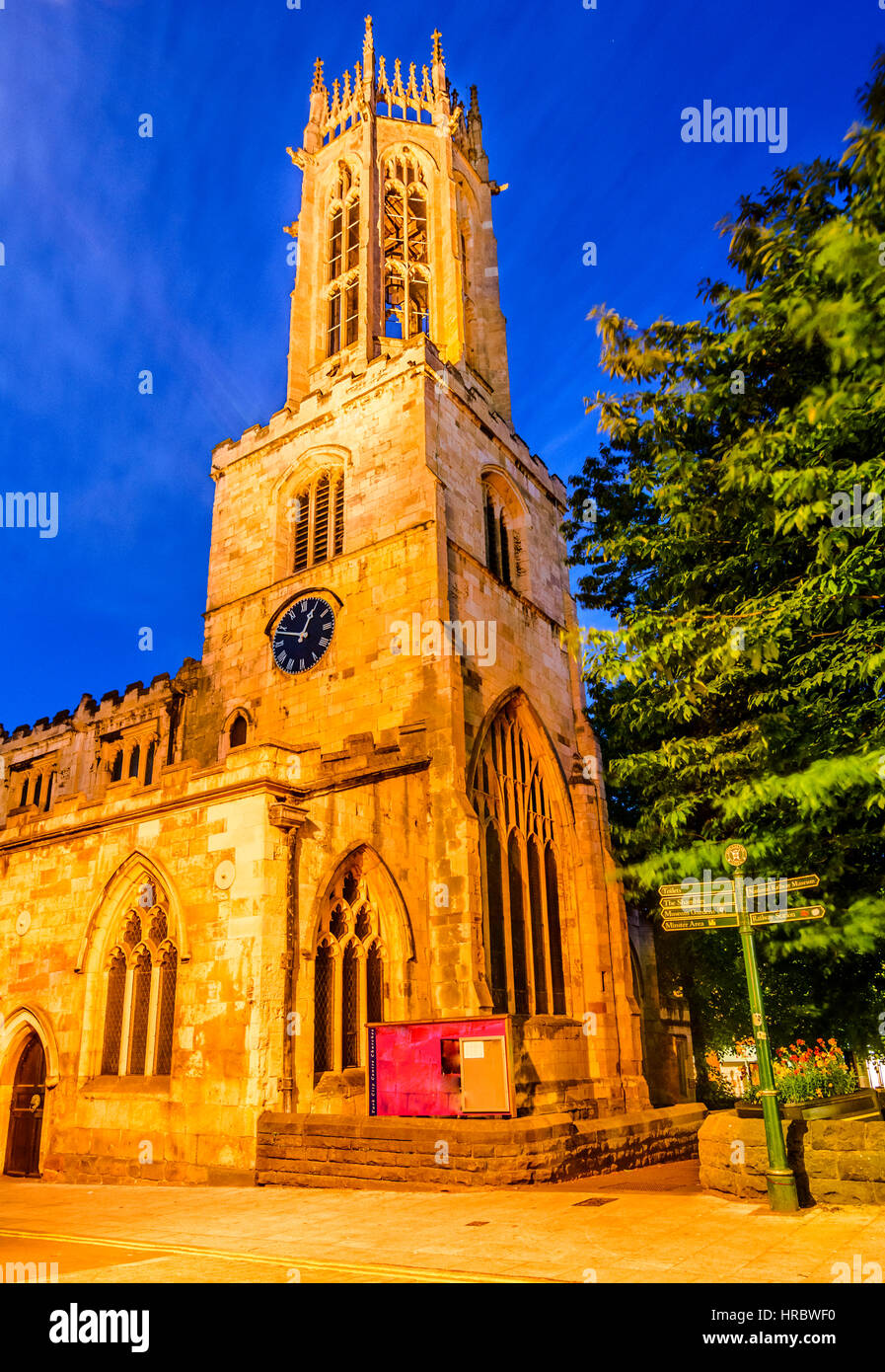 Die Allerheiligen-Kirche mit seiner achteckigen Turm inzwischen als ein Kriegerdenkmal, aufgenommen in der Abenddämmerung am Kirche haben wir Stockfoto