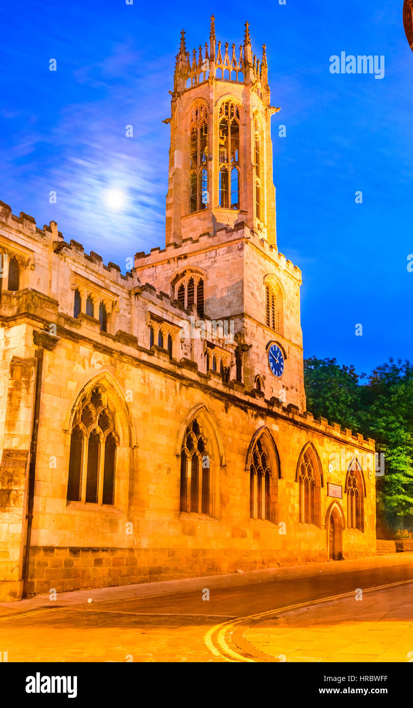 Die Allerheiligen-Kirche mit seiner achteckigen Turm inzwischen als ein Kriegerdenkmal, aufgenommen in der Abenddämmerung am Kirche haben wir Stockfoto