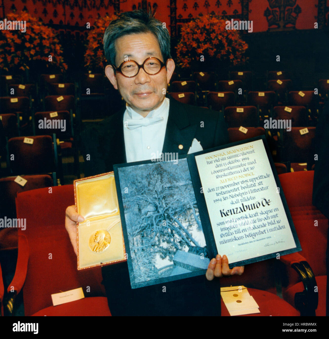 KENZABURE OE japanischer Autor und Nobelpreisträger für Nobelpreis in der Literatur mit Medaille und Urkunde beim Bankett 1994 Stockfoto