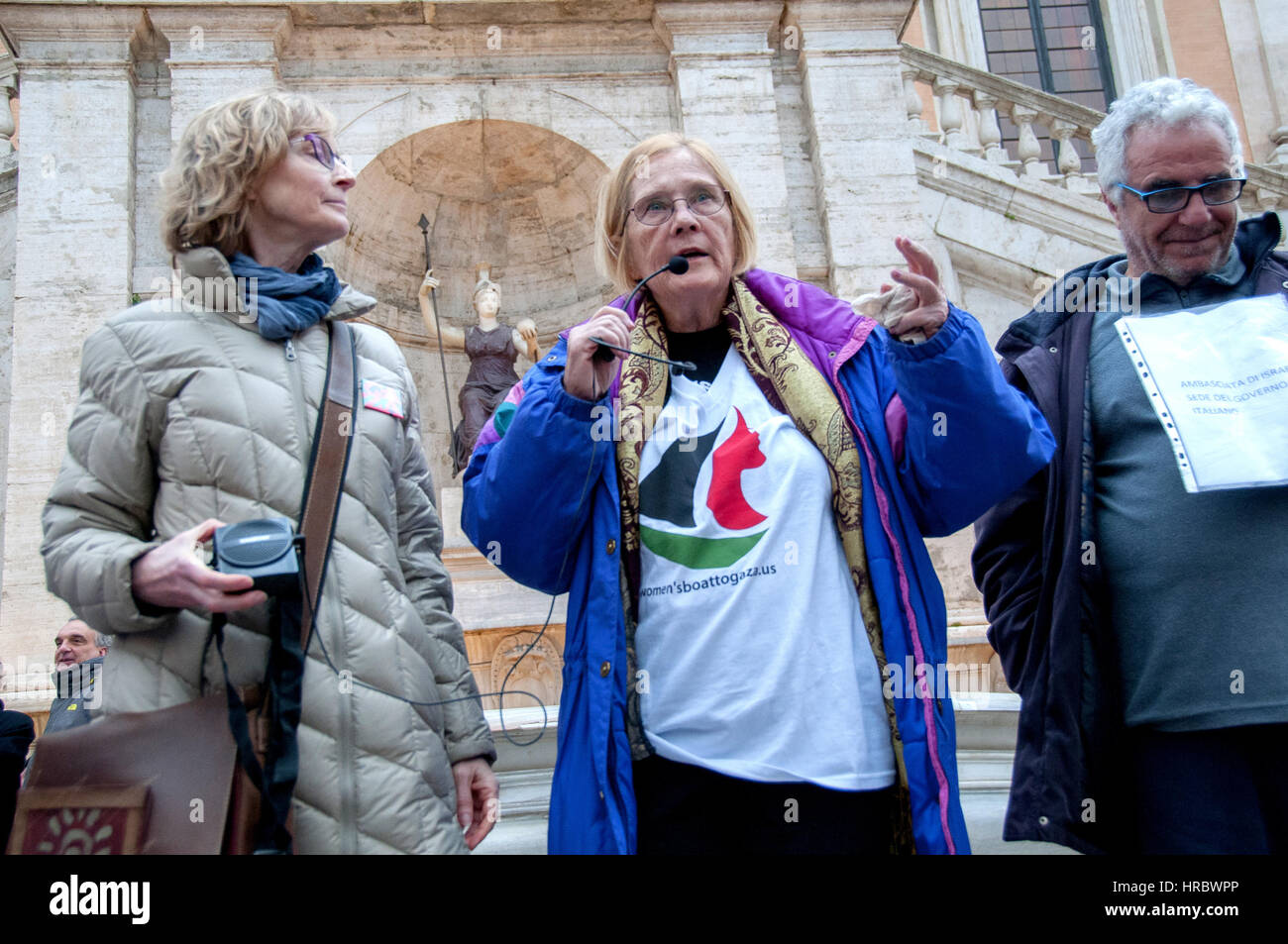 Rom, Italien. 28. Februar 2017. Montage auf den Stufen des Kapitols Kampagne Aktivisten Bds, Gremien und Verbänden in Solidarität mit dem Kampf des palästinensischen Volkes. Die Stadt Rom hat bevor er einen Raum gewährt und dann, nachdem die israelische Botschaft und der Druck eines Teils der italienischen und römischen jüdischen Gemeinde verweigert. Zusammen mit Demonstranten Ann Wright, ehemaliger Star der mehrere US-diplomatische Vertretungen in Gaza belagert. Bildnachweis: Patrizia Cortellessa/Pacific Press/Alamy Live-Nachrichten Stockfoto