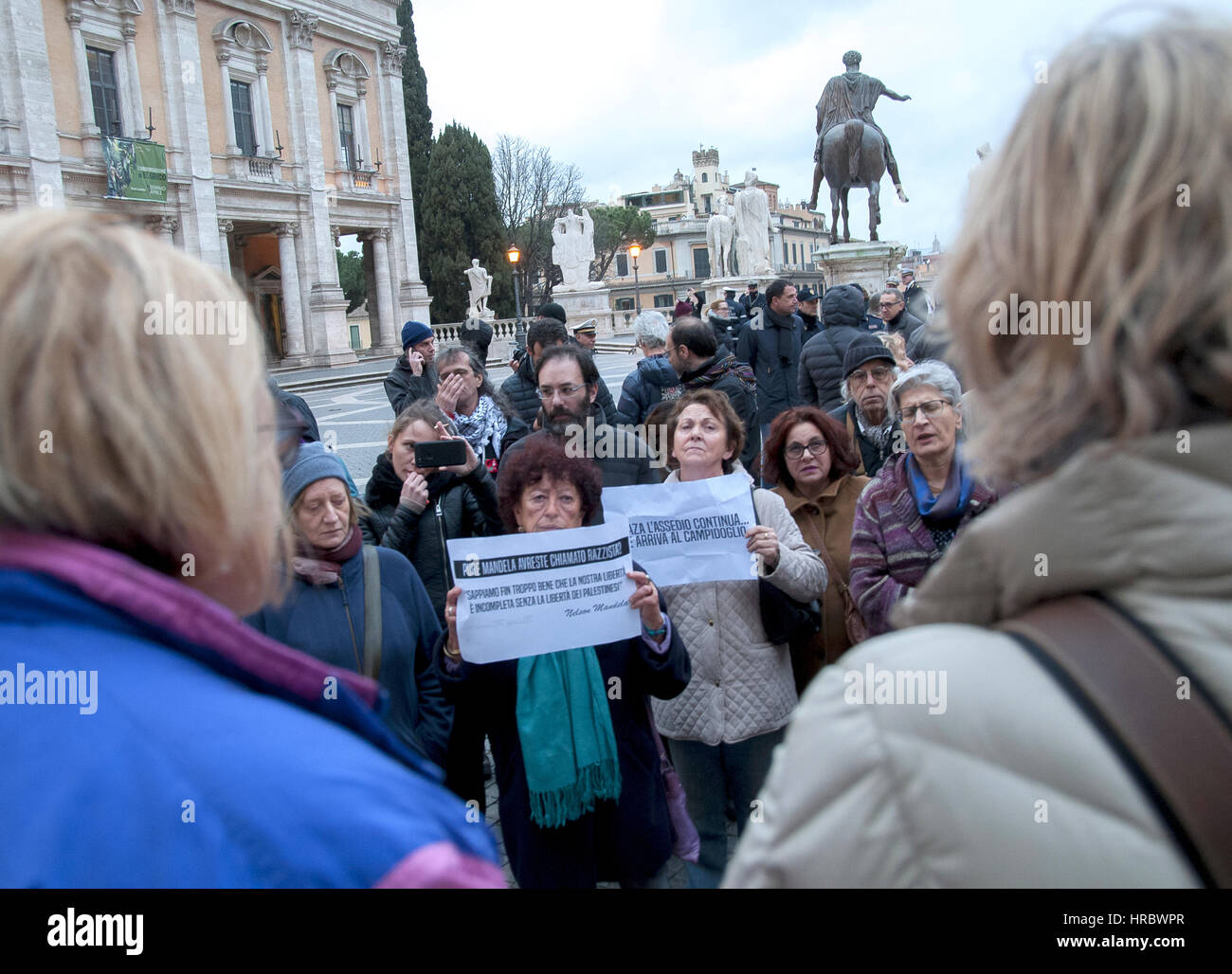 Rom, Italien. 28. Februar 2017. Montage auf den Stufen des Kapitols Kampagne Aktivisten Bds, Gremien und Verbänden in Solidarität mit dem Kampf des palästinensischen Volkes. Die Stadt Rom hat bevor er einen Raum gewährt und dann, nachdem die israelische Botschaft und der Druck eines Teils der italienischen und römischen jüdischen Gemeinde verweigert. Zusammen mit Demonstranten Ann Wright, ehemaliger Star der mehrere US-diplomatische Vertretungen in Gaza belagert. Bildnachweis: Patrizia Cortellessa/Pacific Press/Alamy Live-Nachrichten Stockfoto