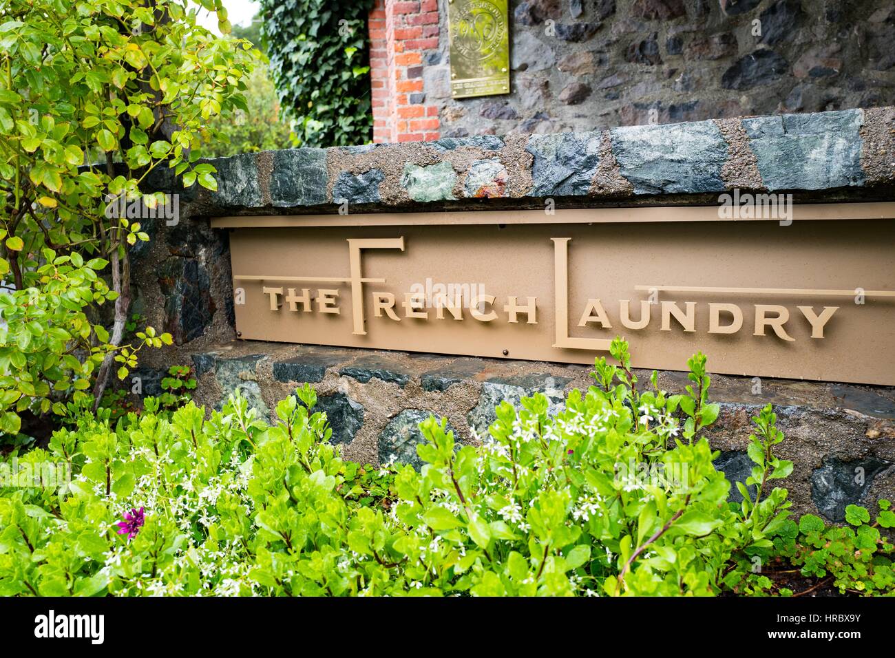 Beschilderung für das French Laundry Restaurant in Yountville, Napa Valley, Kalifornien, betrieben von Küchenchef Thomas Keller und bekannt als eines der wenigen Restaurants in den Vereinigten Staaten, drei Michelin-Sternen, 26. November 2016 zu verdienen. Stockfoto