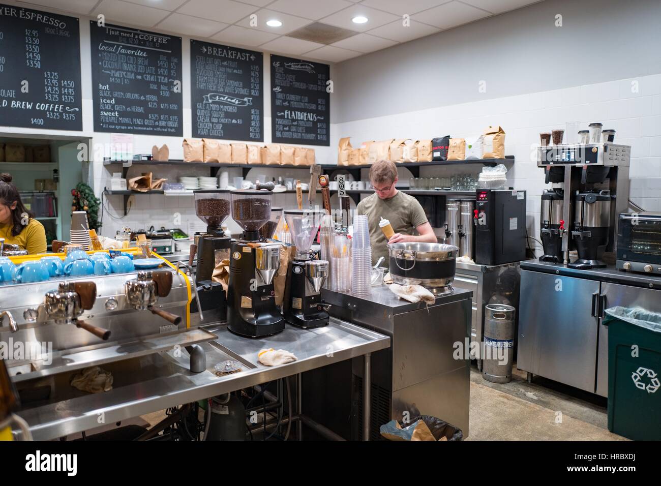 Ein Barista bereitet einen Espresso trinken im Coffee-Shop, ein trendiges Café in der Innenstadt von Walnut Creek, Kalifornien, 3. Dezember 2016. Gourmet Coffee-Shops sind oft ein Mittelpunkt des gesellschaftlichen Lebens in der San Francisco Bay Area. Stockfoto