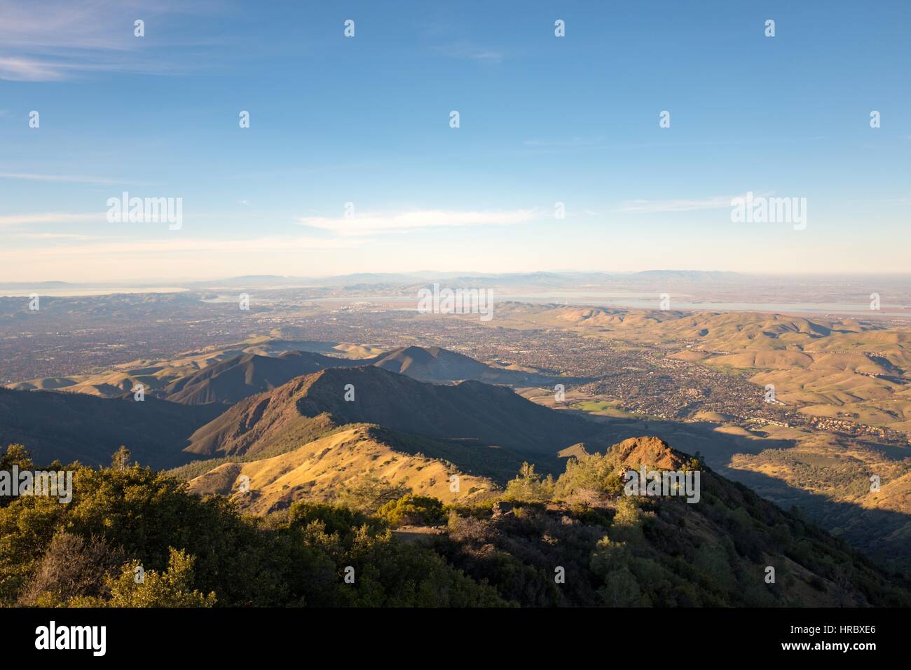 Luftbild von der East Bay-Region von der San Francisco Bay Area, in der Abenddämmerung, Walnut Creek, Kalifornien, 3. Dezember 2016. Stockfoto