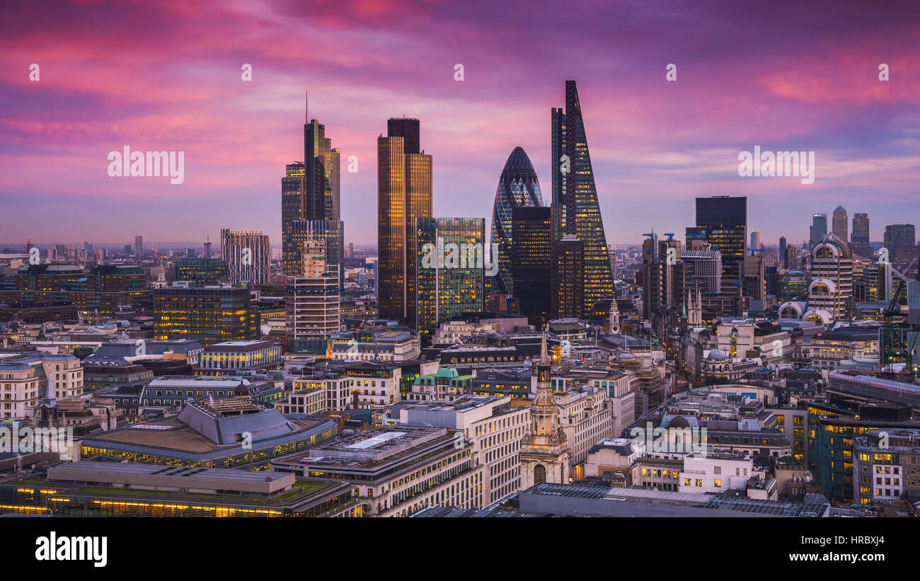 Bankenviertel Londons magische Stunde nach Sonnenuntergang mit Bürogebäude und schönen lila Himmel - London, UK Stockfoto