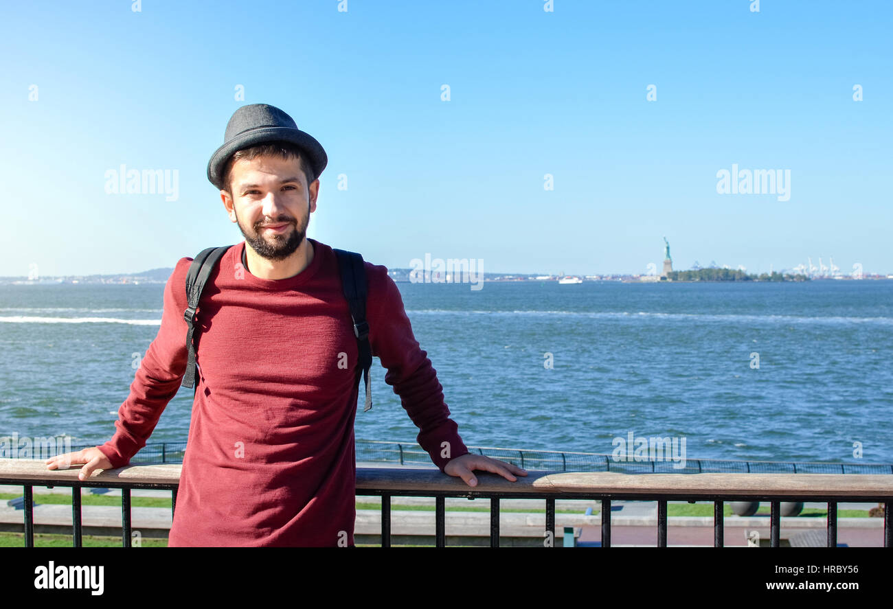 Touristen posieren vor der Freiheitsstatue in New York Stockfoto