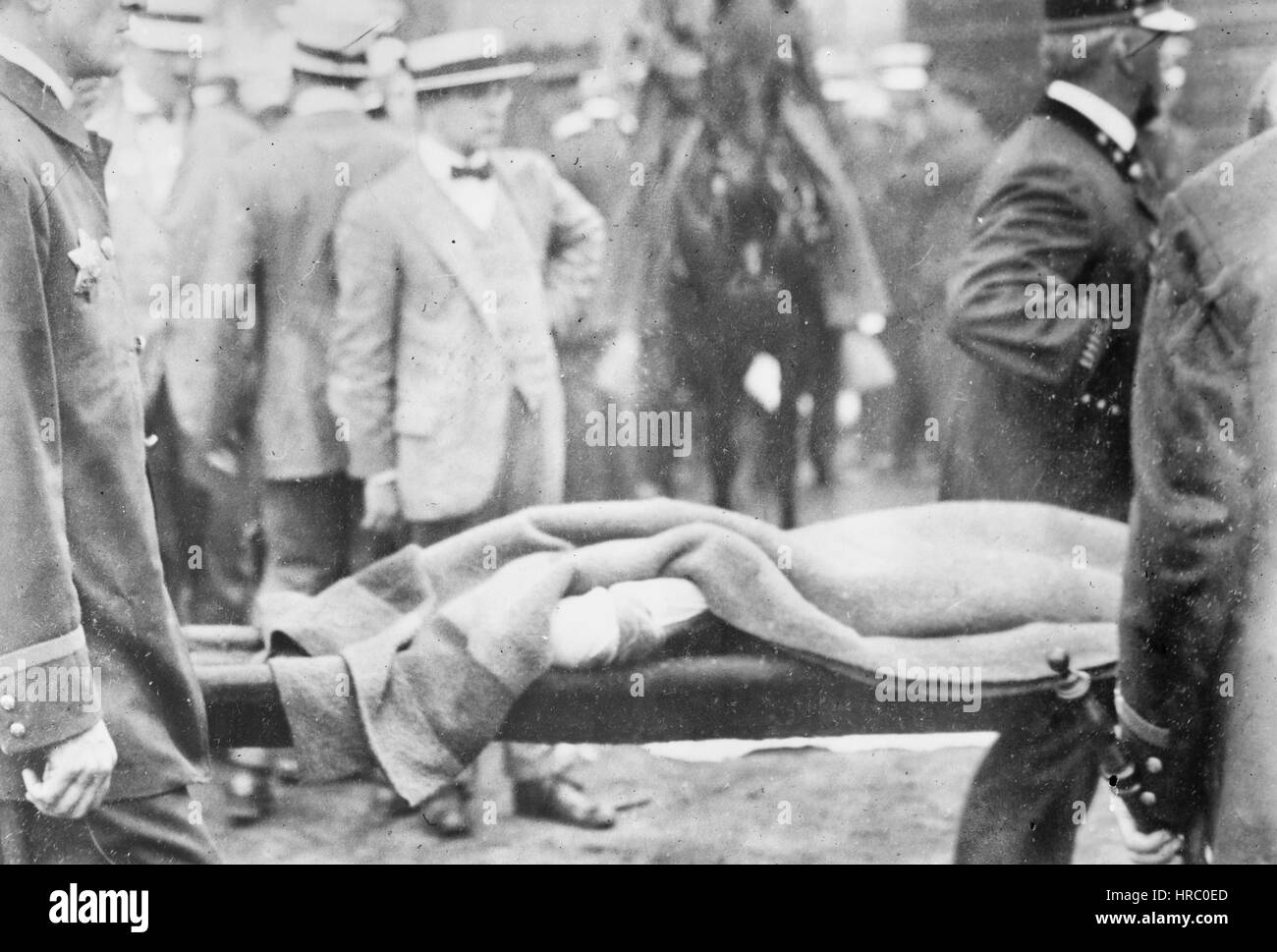 SS Eastland Opfer auf einer Bahre, 24. Juli 1915 Stockfoto
