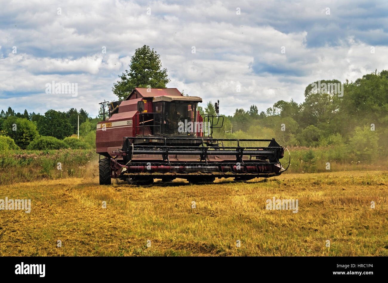 Reinigung von landwirtschaftlichen Bereich durch Harvester. Stockfoto