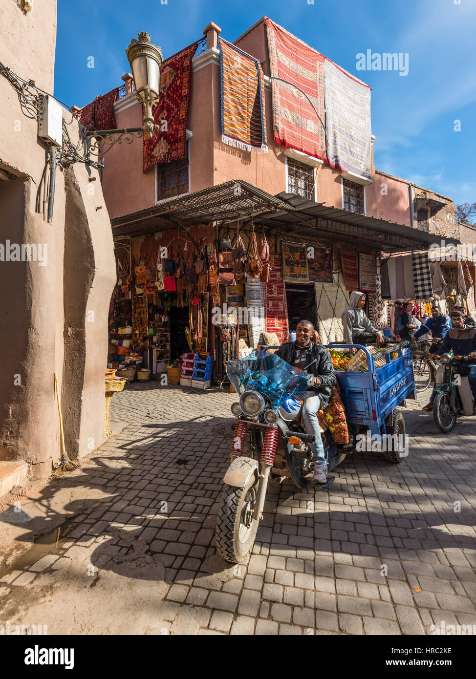 Marrakesch, Marokko - 8. Dezember 2016: Menschen, Verkehr und Geschäfte in der berühmten Souks von Marrakesch, Marokko. Die traditionelle Berber-Markt ist einer der Stockfoto