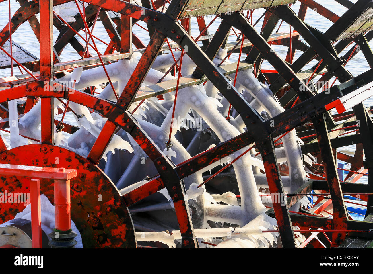 Hamburg, Deutschland - Februar 15, 2017: Schaufelrad mit Eiszapfen drauf. Das Schaufelrad gehört zu einem Sightseeing-Dampfer. Stockfoto