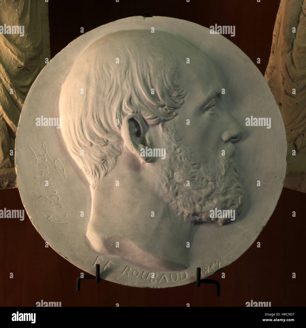 Dieses Porträt von Sir John Bowring und Francois-Félix Roubaud, das 1988 in der MBA Lyon-Ausstellung gezeigt wurde, bietet eine detaillierte Darstellung der Themen des 19. Jahrhunderts. Die Künstler verwenden eine ausgewogene Komposition und eine durchdachte Farbpalette, um die Schwerkraft und Persönlichkeit des Individuums zu vermitteln und traditionelle und moderne Techniken miteinander zu verbinden. Stockfoto