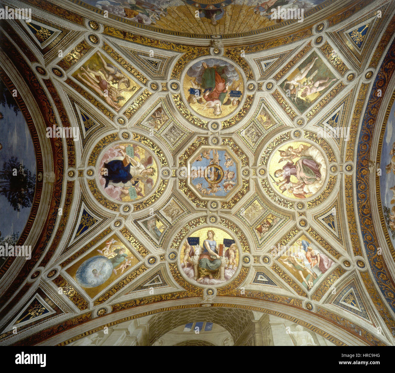 Raphaels „Decke des Verkaufsraums“ ist ein Fresko aus der Renaissance, das Raphaels Meisterschaft der Perspektive und Komposition in einem sakralen oder öffentlichen Raum zeigt. Stockfoto