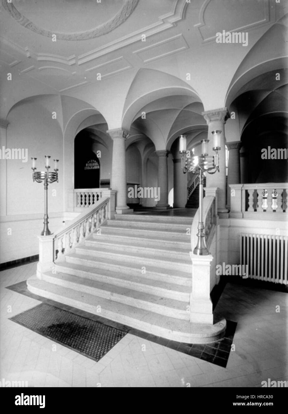 Das Schiller-Realgymnasium Leipzig Treppenaufgang bezieht sich auf den Treppensaal einer prominenten Leipziger Schule. Das architektonische Design zeigt kunstvolle Details und historische Stilelemente, die typisch für deutsche Bildungsgebäude aus dem 19. Jahrhundert sind. Der Raum spiegelt das Kultur- und Bildungserbe Leipzigs in dieser Zeit wider. Stockfoto