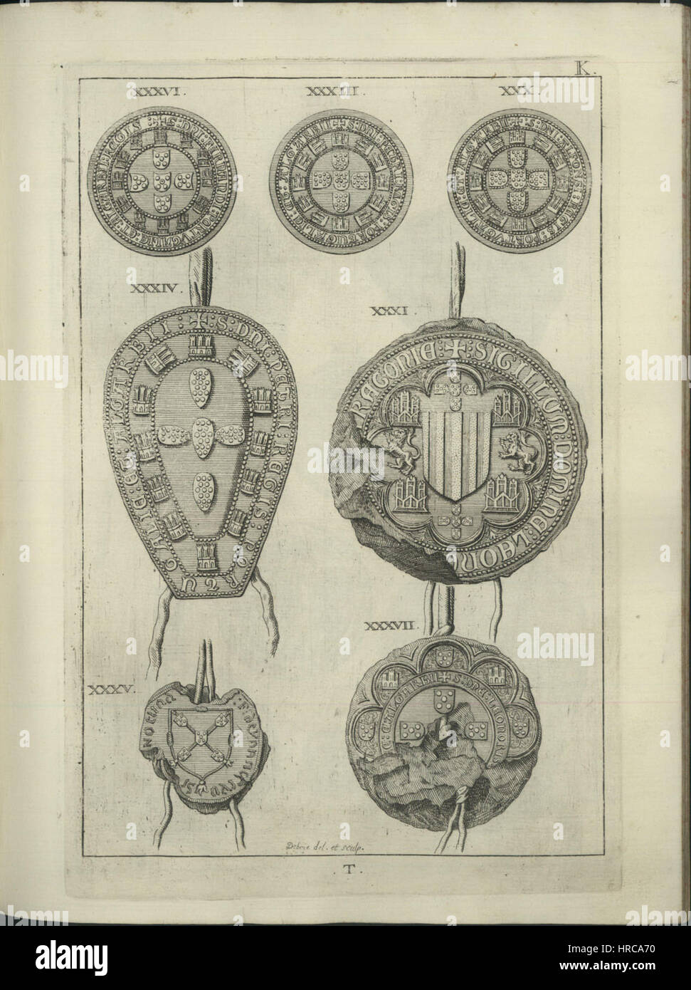 Die Siegel des Königshauses von Portugal sind symbolträchtige Darstellungen, mit denen Dokumente und Dekrete beglaubigt werden. Diese Siegel sind oft mit heraldischen Symbolen, königlichen Insignien und Motiven versehen, die mit der portugiesischen Monarchie in Verbindung stehen und das historische und politische Erbe der Nation hervorheben. Die Siegel dienten als wichtige Werkzeuge für die Validierung der königlichen Autorität während verschiedener Perioden der portugiesischen Geschichte. Stockfoto