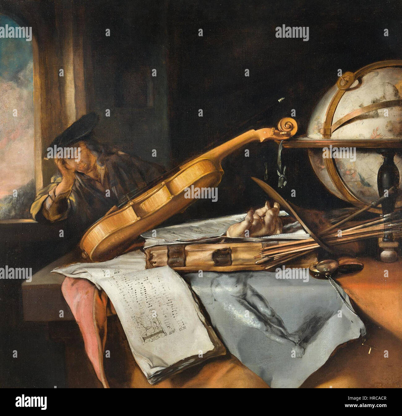 Samuel van Hoogstratens „Vanitas still Life with a Thinking Young man“ ist eine ergreifende Reflexion über die flüchtige Natur des Lebens. Die Stillleben symbolisieren die Sterblichkeit, während der junge Mann sein Schicksal betrachtet. Stockfoto