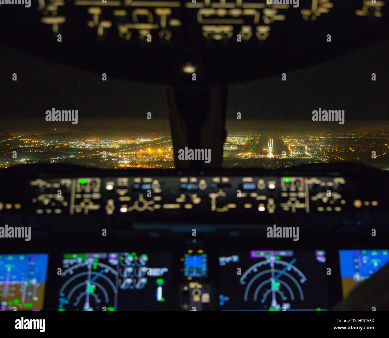 Nachtansicht der Ansatz zum Flughafen London Heathrow aus dem Cockpit einer Boeing 787. Stockfoto