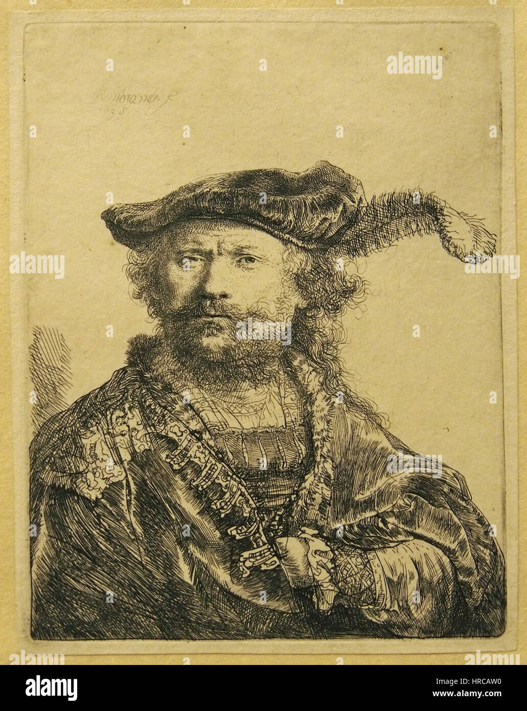 Rembrandts Selbstporträt, in dem der Künstler eine Mütze mit einer Feder trägt, zeigt seine Meisterschaft, sein eigenes Bild mit auffälligen Details festzuhalten. Dieses Werk, das in seinen späteren Jahren gemalt wurde, spiegelt seinen introspektiven Ansatz und sein nuanciertes Verständnis von Licht und Textur wider, Schlüsselelemente seines künstlerischen Genius. Stockfoto
