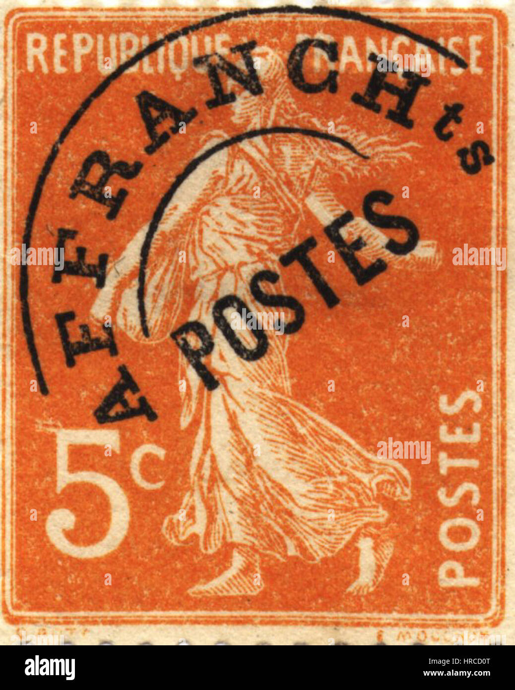 Das Kunstwerk mit dem Titel „Semeuse Preo 5c“ zeigt eine säende Frau in ländlicher Umgebung und symbolisiert harte Arbeit und den landwirtschaftlichen Prozess. Das Stück fängt die Bewegung und Aktivität des Saatguts ein und betont die Verbindung zwischen menschlicher Arbeit und Natur. Stockfoto