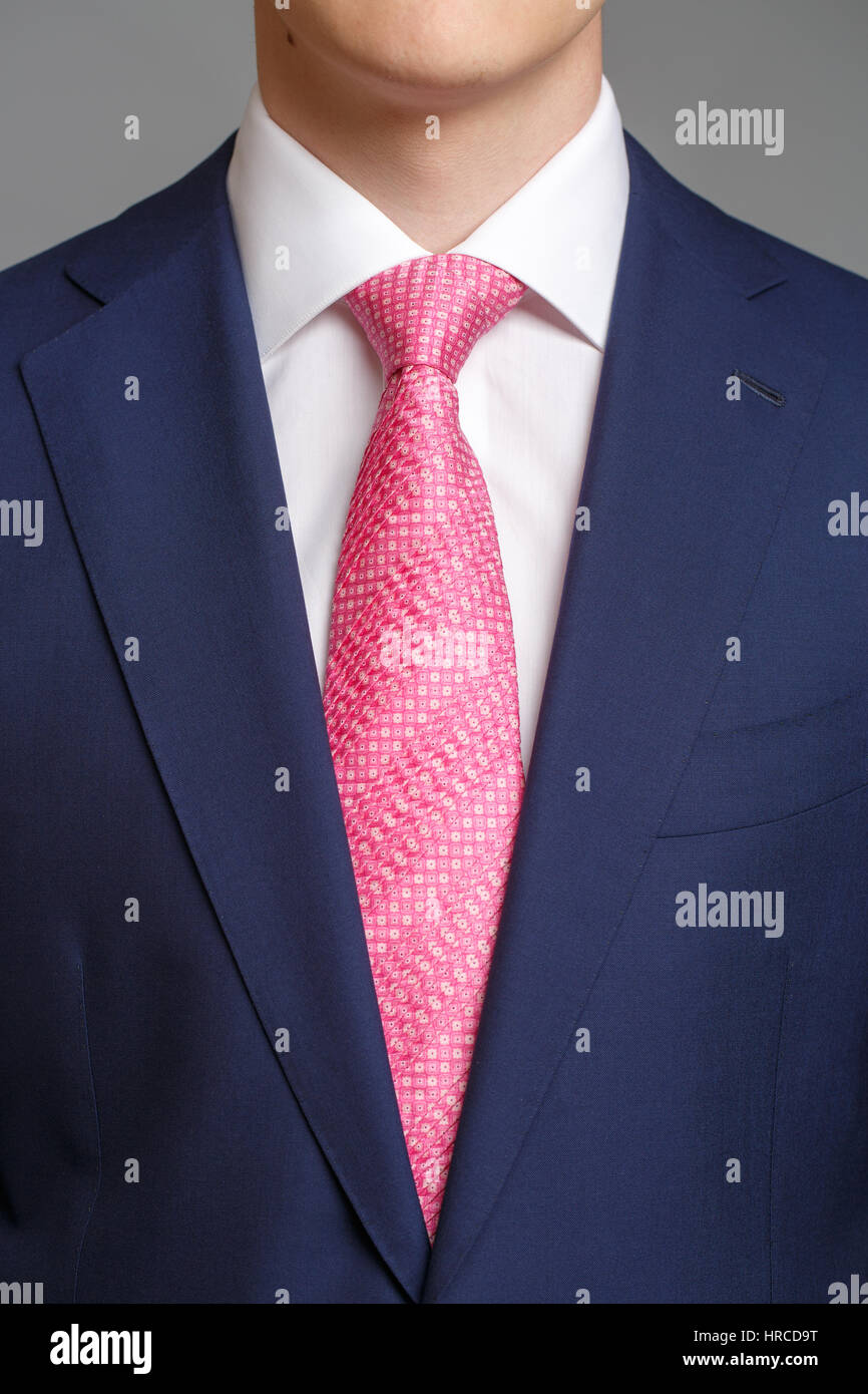 Mann im blauen Smoking mit rosa Krawatte und weißes Hemd Stockfotografie -  Alamy