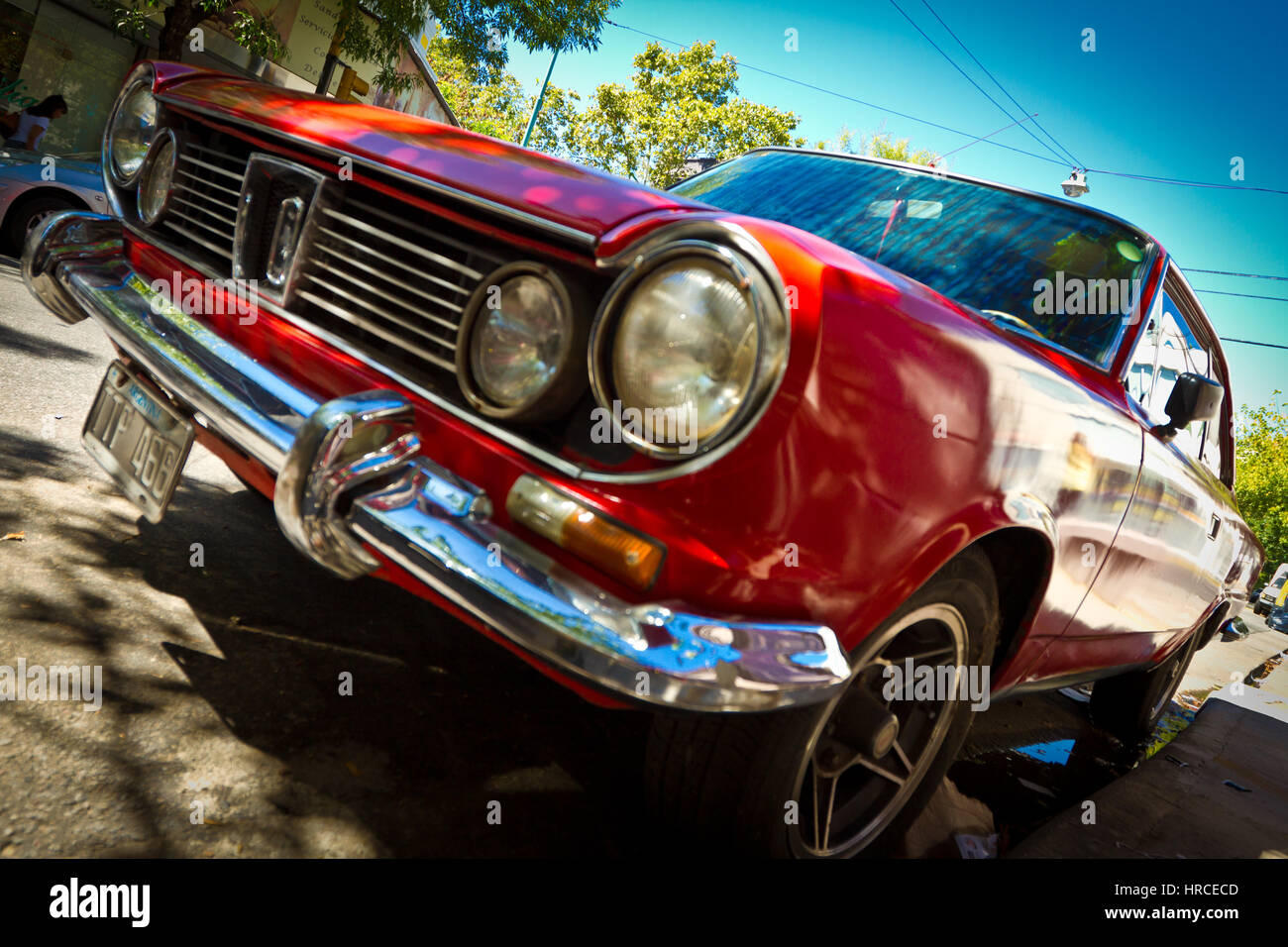 Seitlicher Blick auf einen geparkten Oldtimer roten Mustang auf der Straße in Buenos Aires, Argentinien hautnah Stockfoto