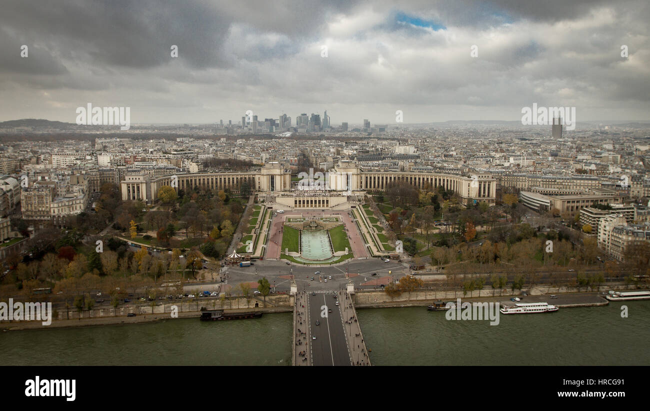 Luftaufnahme des bewölkten Paris vom Eiffelturm, mit Fluss im Vordergrund Stockfoto