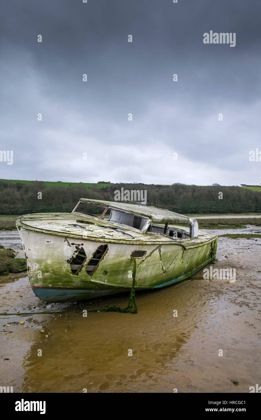 bleibt Boot aufgegeben gestrandeter Gannel Mündung düsteren bewölkten Tag Newquay Cornwall UK Wetter Stockfoto