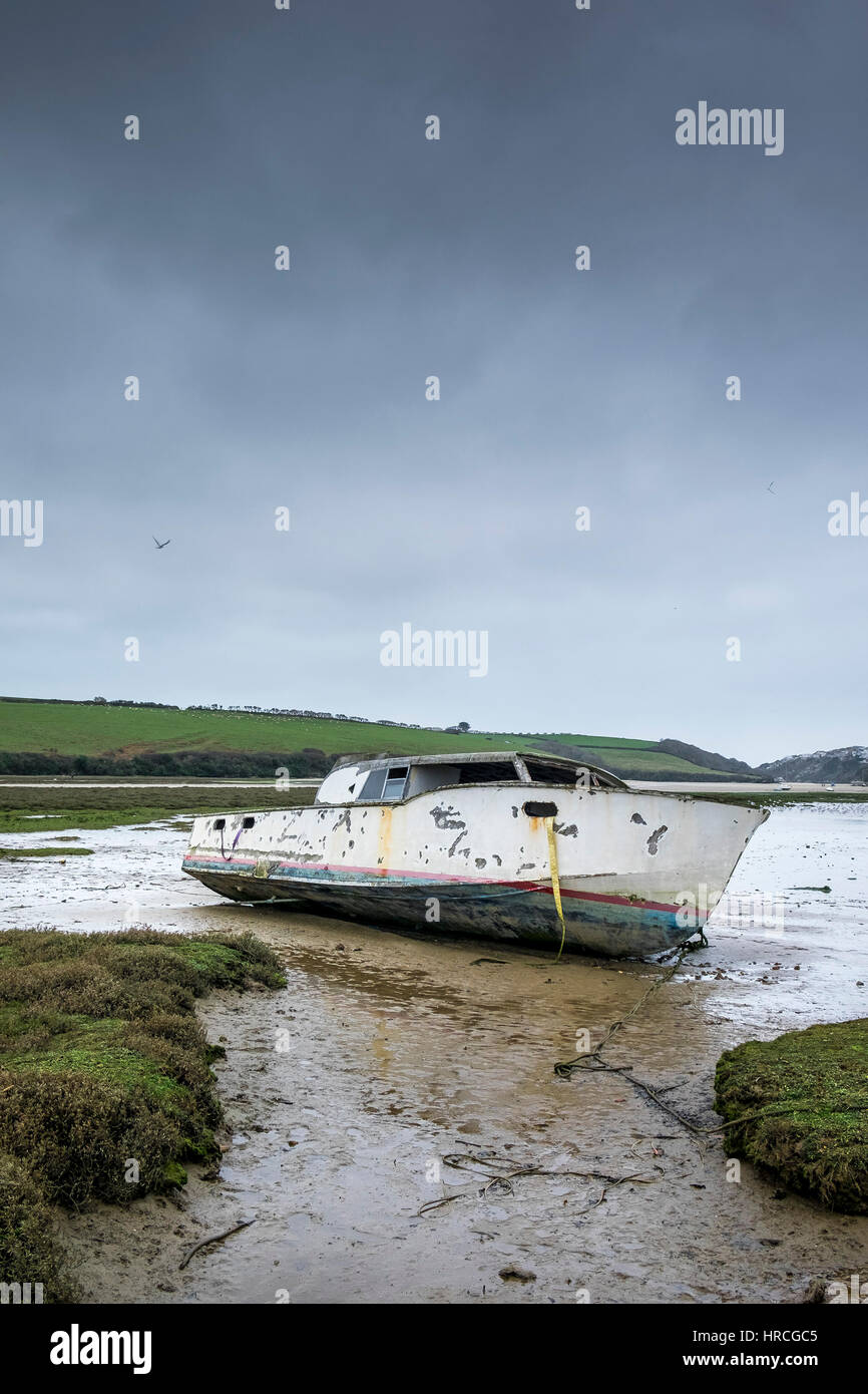 bleibt Boot aufgegeben gestrandeter Gannel Mündung düsteren bewölkten Tag Newquay Cornwall UK Wetter Stockfoto
