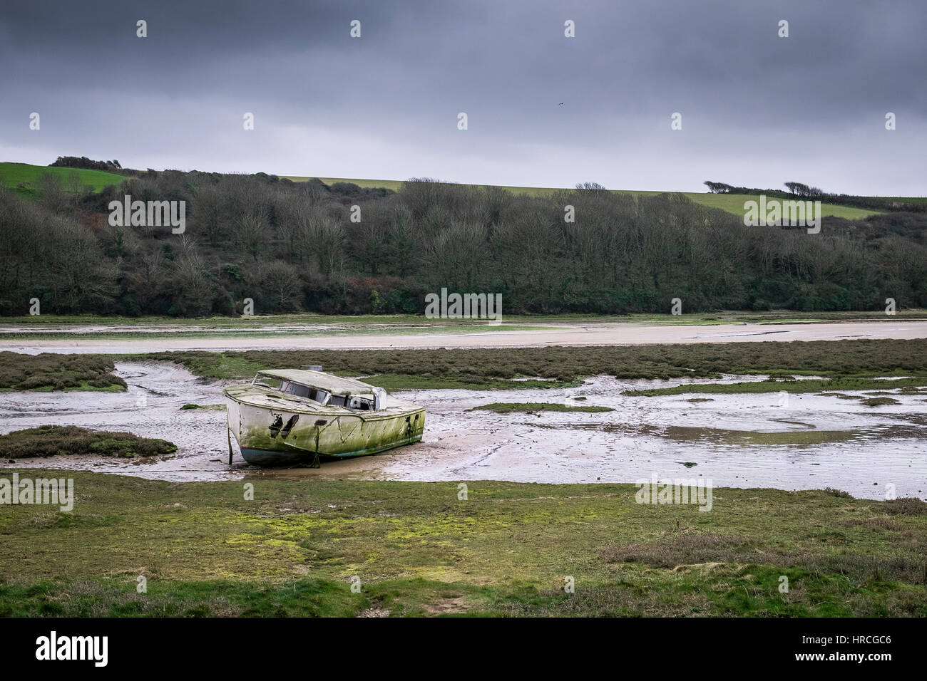 bleibt Boot aufgegeben gestrandeter Gannel Mündung düsteren bewölkten Tag Newquay Cornwall UK Wetter Stockfoto