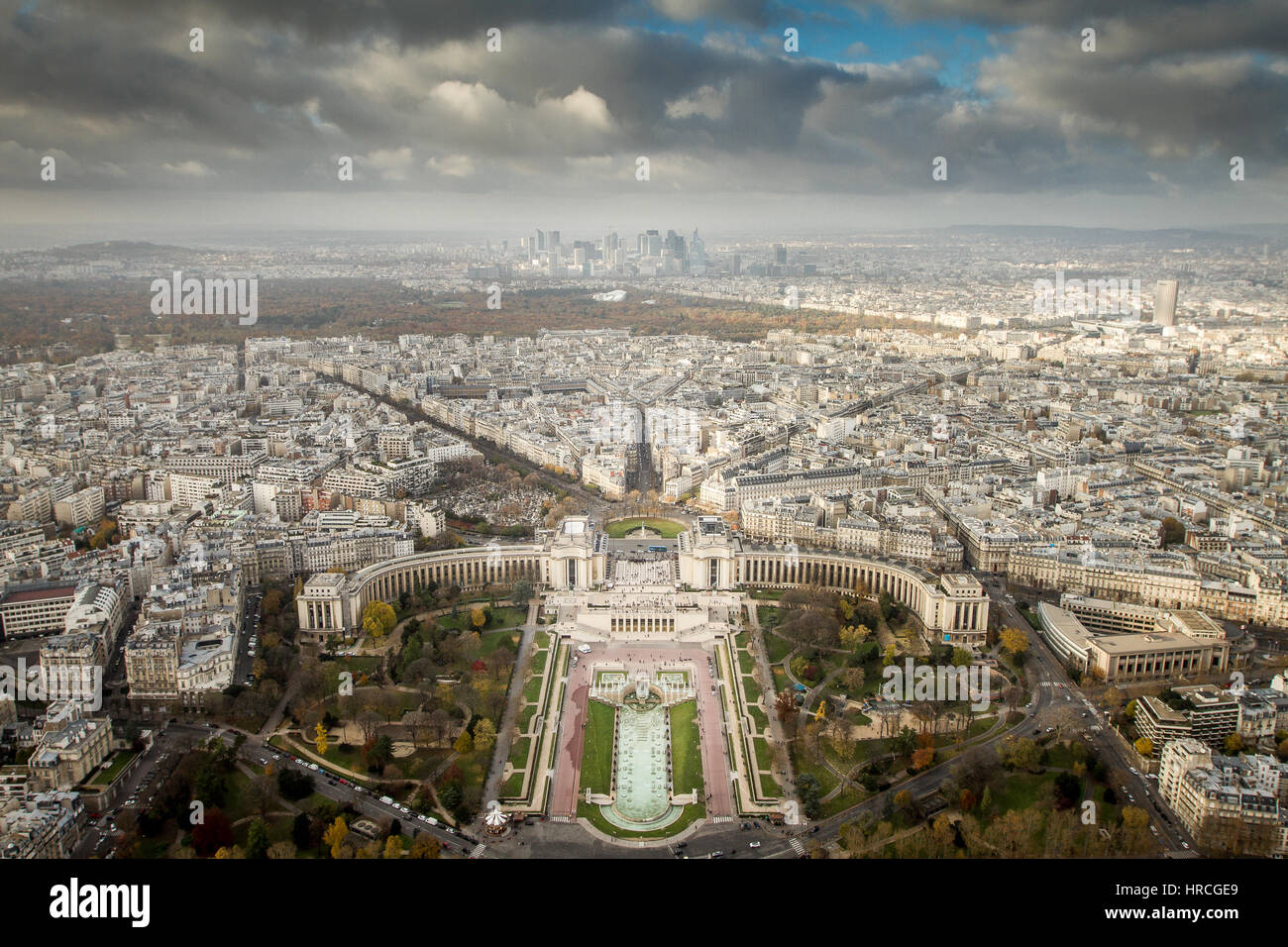 Luftaufnahme von Paris im bewölkten Tag erschossen vom Eiffelturm Stockfoto