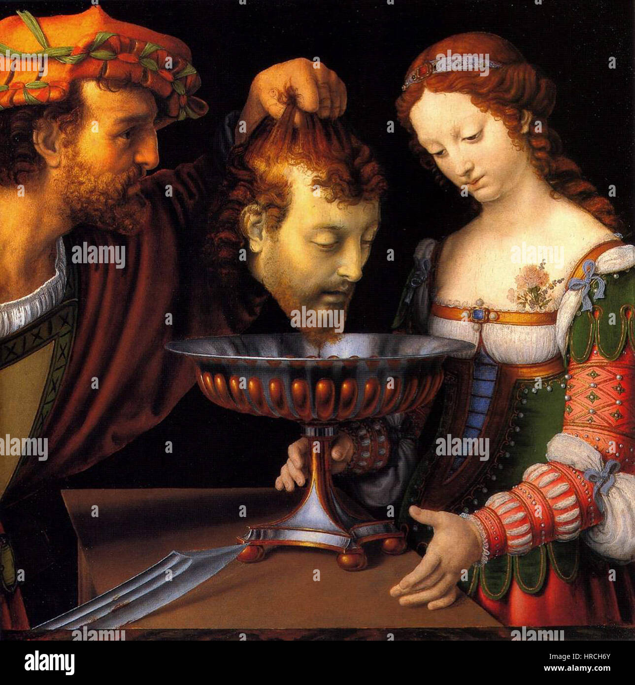 *Salome mit dem Kopf des Heiligen Johannes des Täufers* von Andrea Solario ist eine dramatische Darstellung der biblischen Szene, in der Salome den abgetrennten Kopf des Heiligen Johannes des Täufers präsentiert. Das Gemälde hebt intensive Emotionen und religiöse Symbolismus hervor. Stockfoto