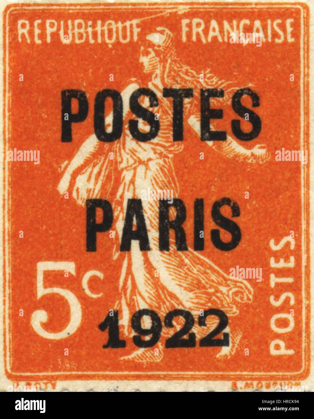 „Semeuse“ aus dem Jahr 1922 fängt das Wesen des ländlichen Lebens ein und zeigt eine weibliche Figur, die Samen auf einem Feld sät. Dieses Kunstwerk spiegelt sowohl die Einfachheit als auch die Vitalität der landwirtschaftlichen Arbeit wider, ein Schlüsselthema der Kunst des frühen 20. Jahrhunderts, das die Beziehung zwischen Mensch und Natur betont. Stockfoto
