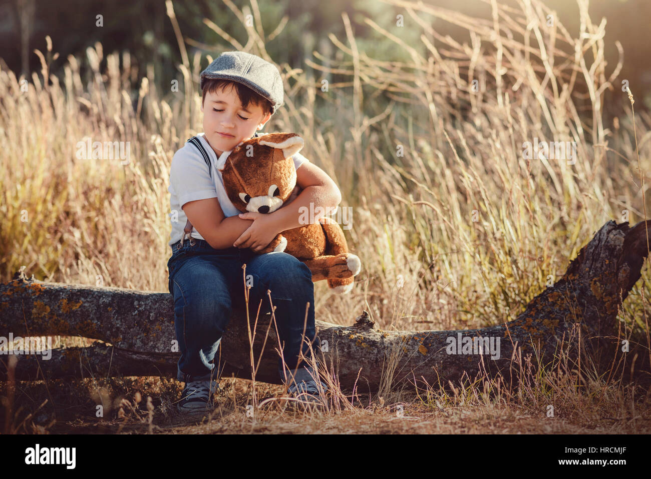 Umarmt seinen Teddy Boy Stockfoto