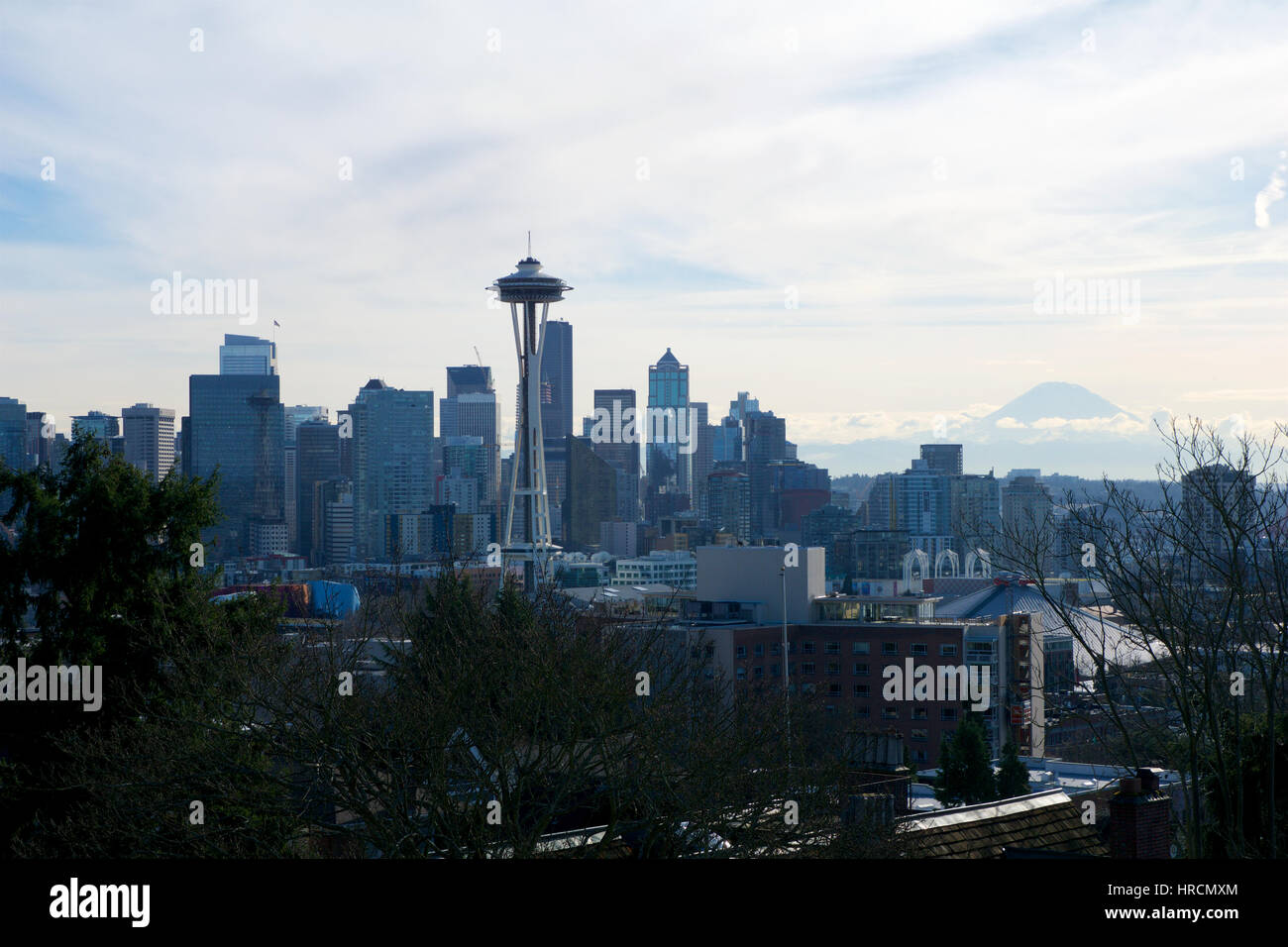 SEATTLE, WASHINGTON, USA - 23. Januar 2017: Seattle Skyline Panorama von Kerry Park gesehen, während das Morgenlicht mit Mount Rainier im Hintergrund Stockfoto