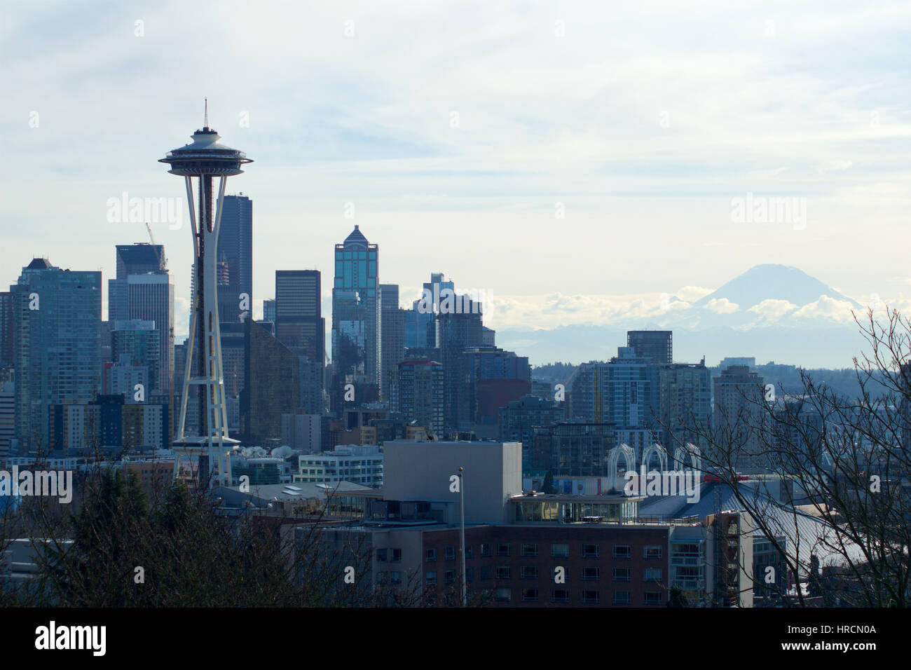 SEATTLE, WASHINGTON, USA - 23. Januar 2017: Seattle Skyline Panorama von Kerry Park gesehen, während das Morgenlicht mit Mount Rainier im Hintergrund Stockfoto