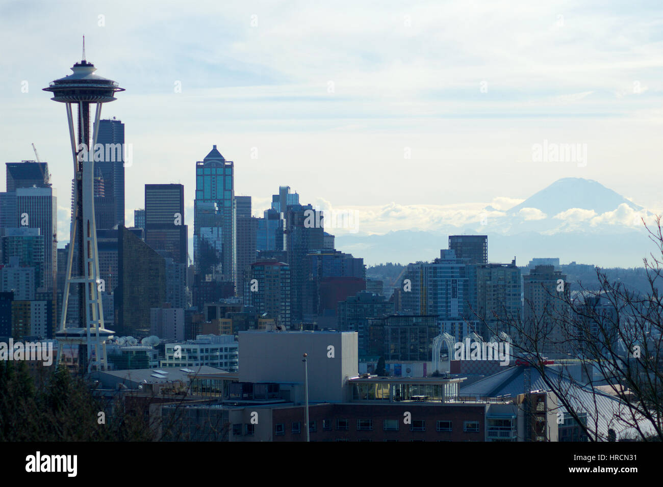 SEATTLE, WASHINGTON, USA - 23. Januar 2017: Seattle Skyline Panorama von Kerry Park gesehen, während das Morgenlicht mit Mount Rainier im Hintergrund Stockfoto