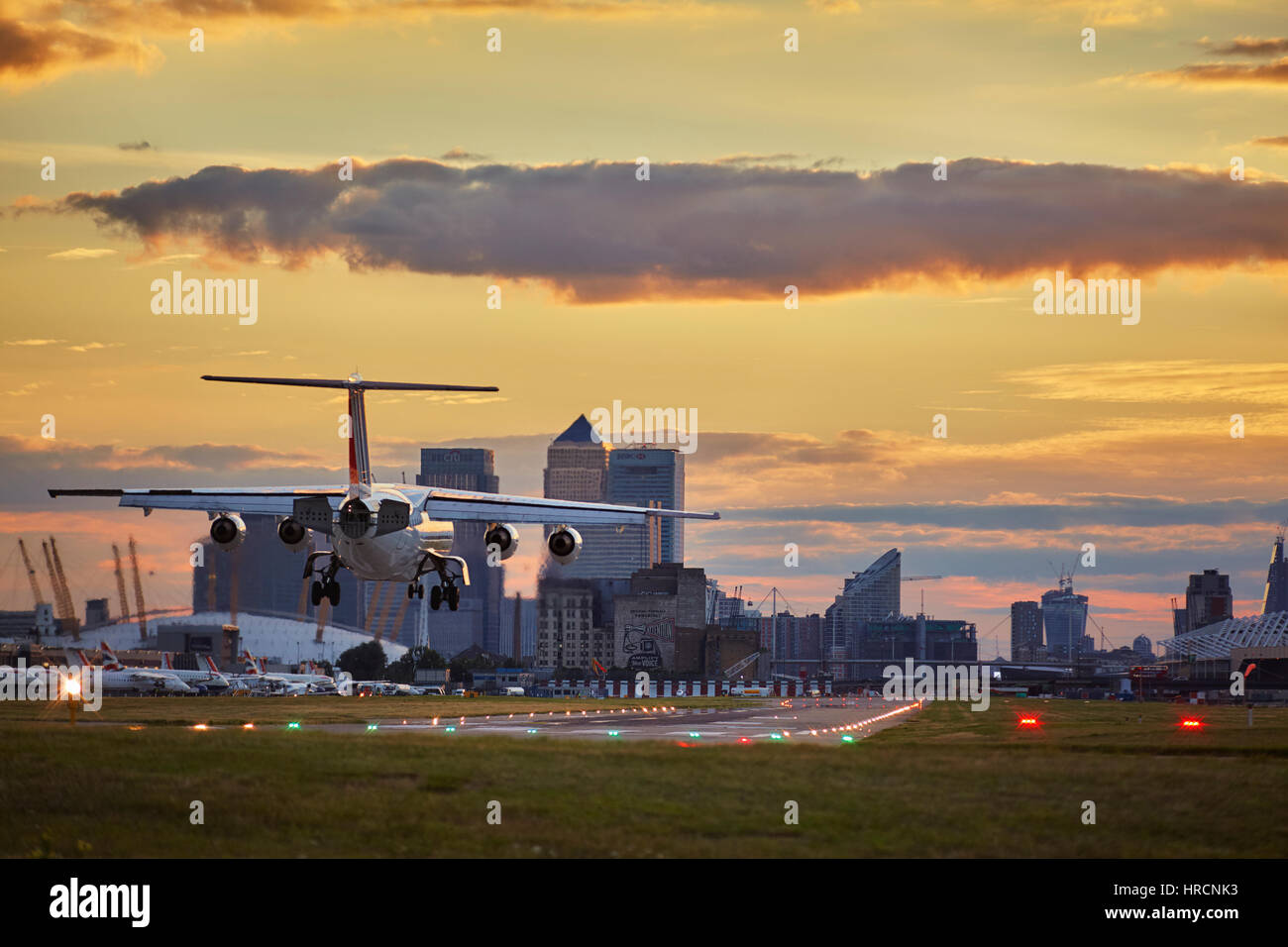 Flugzeug Landung am Flughafen London City Airport Stockfoto
